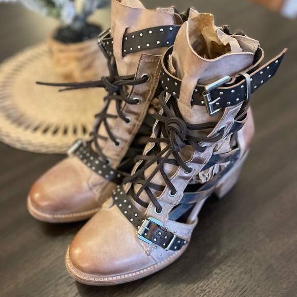 Freebird by Steven Cheyenne Black & Tan Lace Up Studded Leather Ankle Boots - Picture 9 of 14